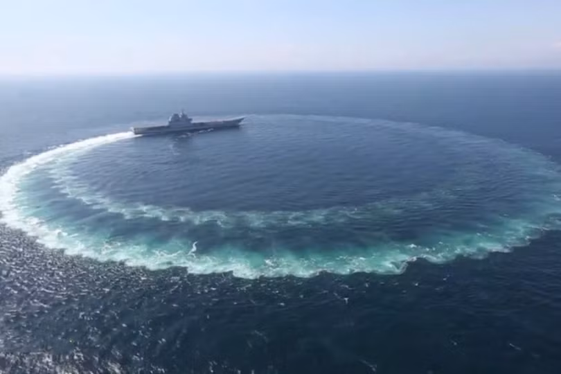 Tàu Sơn Đông thử nghiệm thực hiện cơ động gấp với tốc độ nhanh trên biển.