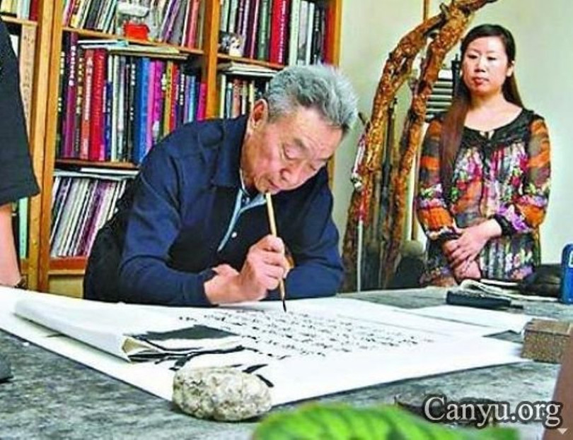 Trần Hy Đồng viết thư pháp. Trần Hy Đồng viết thư pháp.