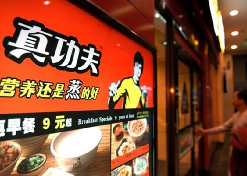 Hình ảnh Kung Fu Long mô phỏng Lý Tiểu Long trên nhãn hàng của Zhen Gongfu. Hình ảnh Kung Fu Long mô phỏng Lý Tiểu Long trên nhãn hàng của Zhen Gongfu.