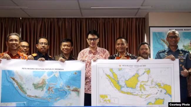 Các quan chức Indonesia giương bản đồ khu vực Biển Đông được Indonesia gọi là "Biển Bắc Natuna" nơi tàu Trung Quốc xâm phạm. (Ảnh: VOA).