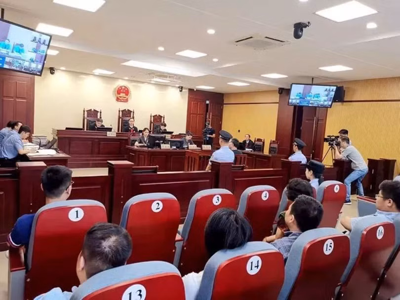 Quan chức phạm tội chủ động ra đầu thú chịu sự xét xử theo pháp luật đang là xu thế mới trong cuộc chiến chống tham nhũng ở Trung Quốc năm nay.