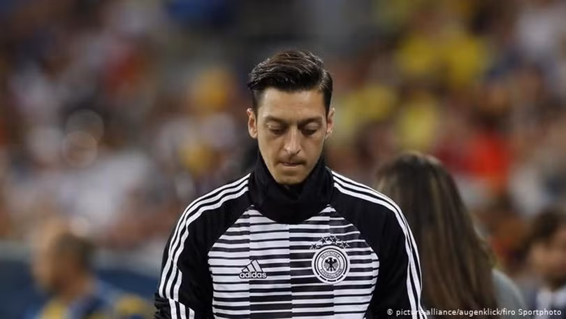 Mesut Ozil tuyên bố sẽ không thi đấu dưới màu áo đội tuyển Đức nữa.