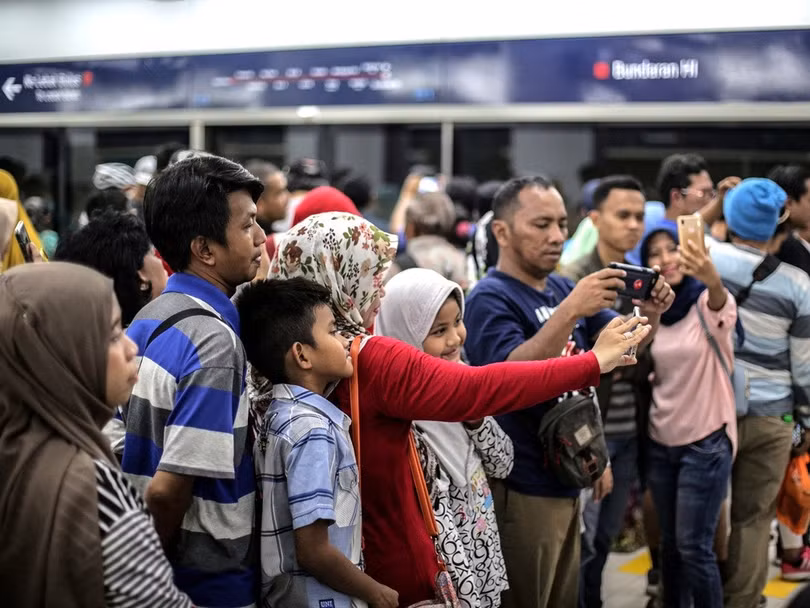 Người dân thủ đô Jakarta xếp hàng đi thử tuyến tàu điện ngầm đầu tiên ở Jakarta do Nhật giúp xây dựng