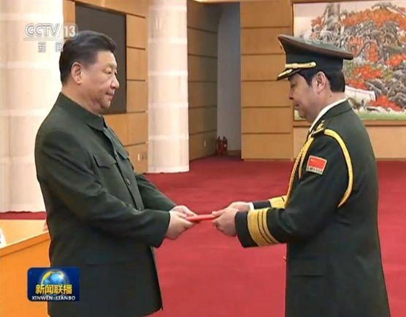 Ông Tập Cận Bình trao quyết định thăng hàm Thượng tướng cho Dương Học Quân, Viện trưởng Viện Khoa học quân sự, sinh năm 1963, người được cho là Thượng tướng trẻ nhất toàn quân.