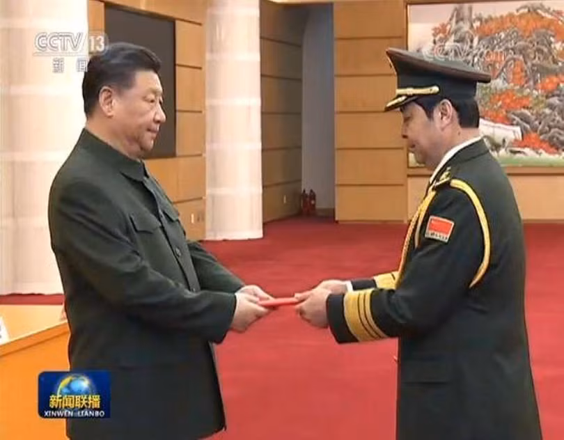 Ông Tập Cận Bình trao quyết định thăng hàm Thượng tướng cho Dương Học Quân, Viện trưởng Viện Khoa học quân sự, sinh năm 1963, người được cho là Thượng tướng trẻ nhất toàn quân.