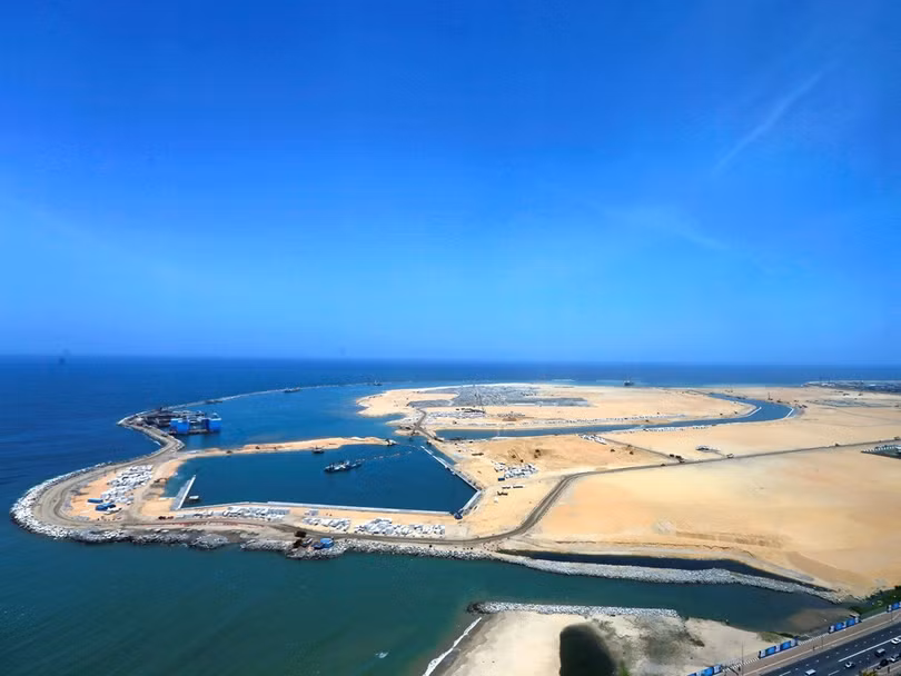 Cảng nước sâu Hambantota đang được Trung Quốc đẩy nhanh tốc độ xây dựng.