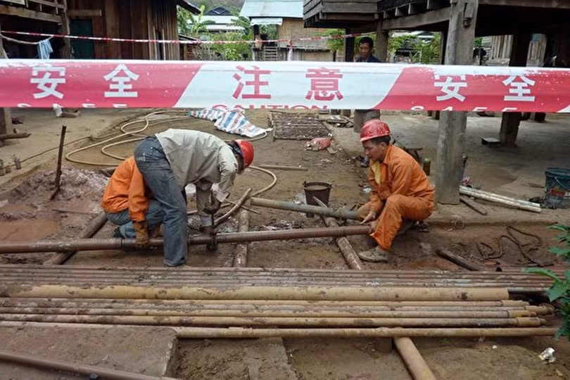 Công nhân Trung Quốc đang triển khai xây dựng tuyến đường sắt ở Lào. Công nhân Trung Quốc đang triển khai xây dựng tuyến đường sắt ở Lào.