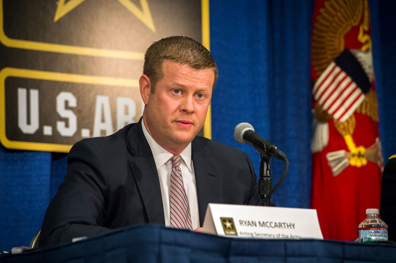 Ông Ryan McCarthy, Bộ trưởng Lục quân Mỹ.