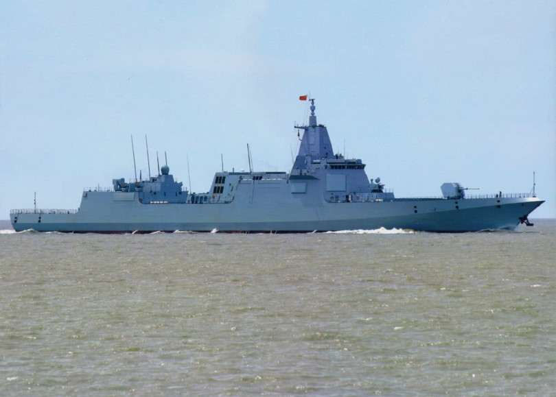 Khu trục hạm Type 055 có lượng giãn nước 12 ngàn tấn hiện là tàu khu trục lớn nhất của Trung Quốc. Khu trục hạm Type 055 có lượng giãn nước 12 ngàn tấn hiện là tàu khu trục lớn nhất của Trung Quốc.