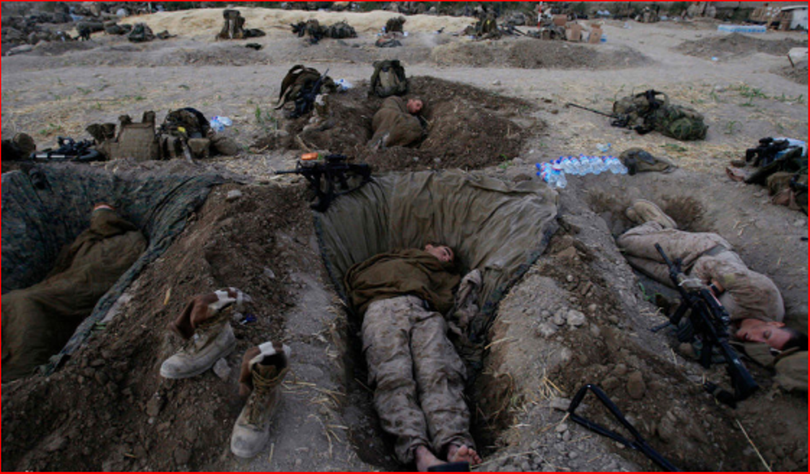 Lính Mỹ ngủ đêm dọc đường thực thi nhiệm vụ ở Afghanistan Lính Mỹ ngủ đêm dọc đường thực thi nhiệm vụ ở Afghanistan