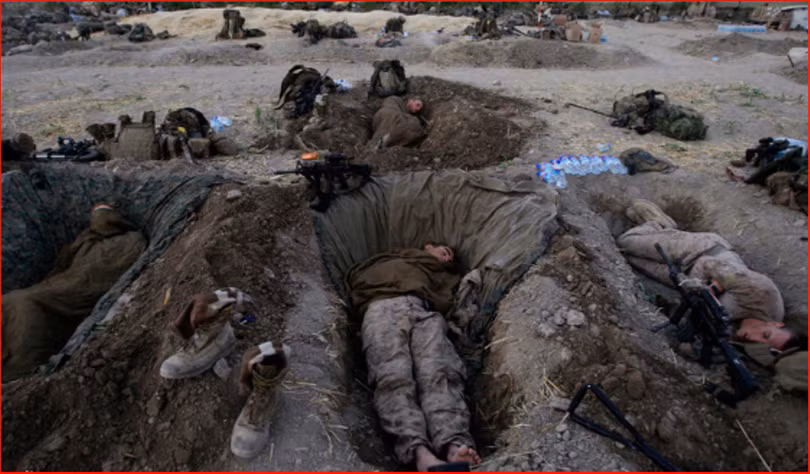 Lính Mỹ ngủ đêm dọc đường thực thi nhiệm vụ ở Afghanistan