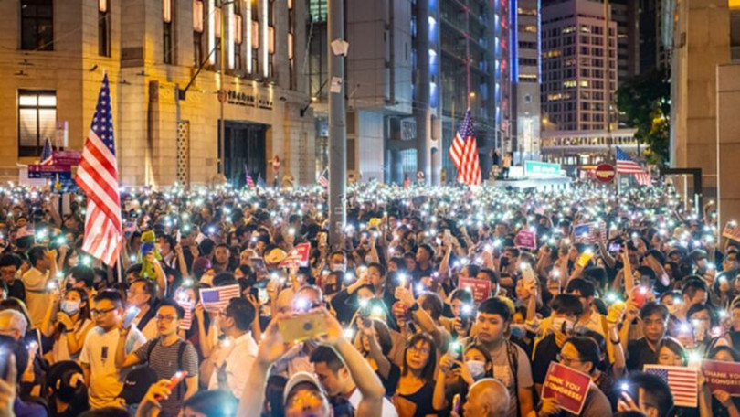 Trung Quốc luôn phản đối sự can dự của Mỹ đối với các cuộc biểu tình ở Hồng Kông. Trung Quốc luôn phản đối sự can dự của Mỹ đối với các cuộc biểu tình ở Hồng Kông.