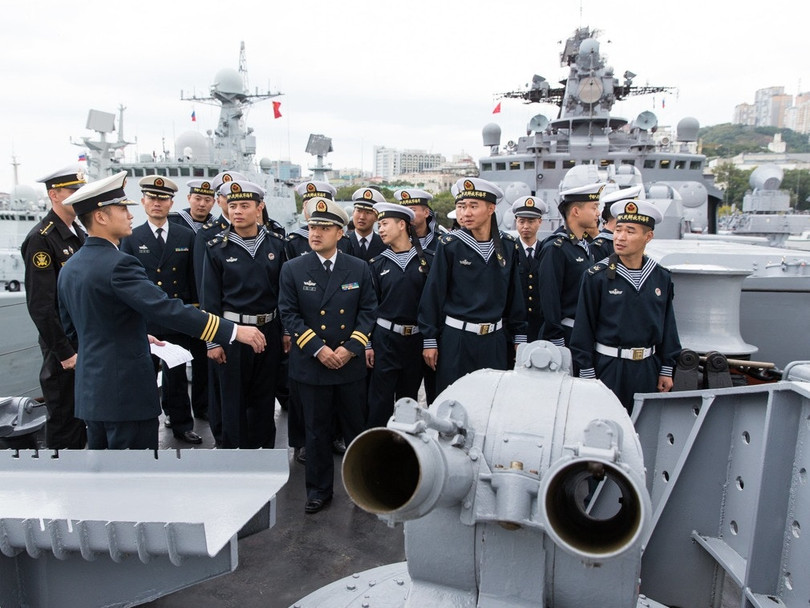 Lính Hải quân Trung Quốc tham quan tàu săn ngầm Nga tại cảnh Vladivostok sau cuộc diễn tập 9/2017. Lính Hải quân Trung Quốc tham quan tàu săn ngầm Nga tại cảnh Vladivostok sau cuộc diễn tập 9/2017.