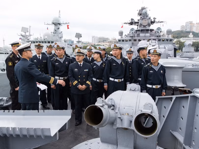 Lính Hải quân Trung Quốc tham quan tàu săn ngầm Nga tại cảnh Vladivostok sau cuộc diễn tập 9/2017.