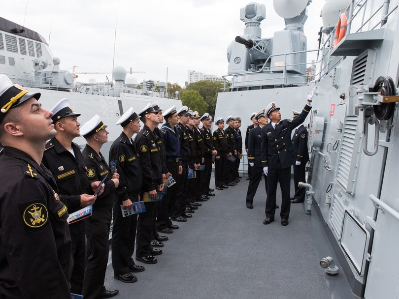 Binh lính Nga thăm tàu hải quân Trung Quốc sau cuộc diễn tập tại cảng Vladivostok năm 2017. Binh lính Nga thăm tàu hải quân Trung Quốc sau cuộc diễn tập tại cảng Vladivostok năm 2017.