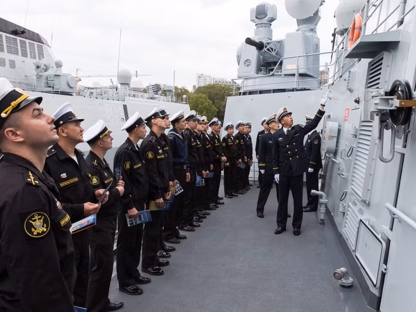 Binh lính Nga thăm tàu hải quân Trung Quốc sau cuộc diễn tập tại cảng Vladivostok năm 2017.