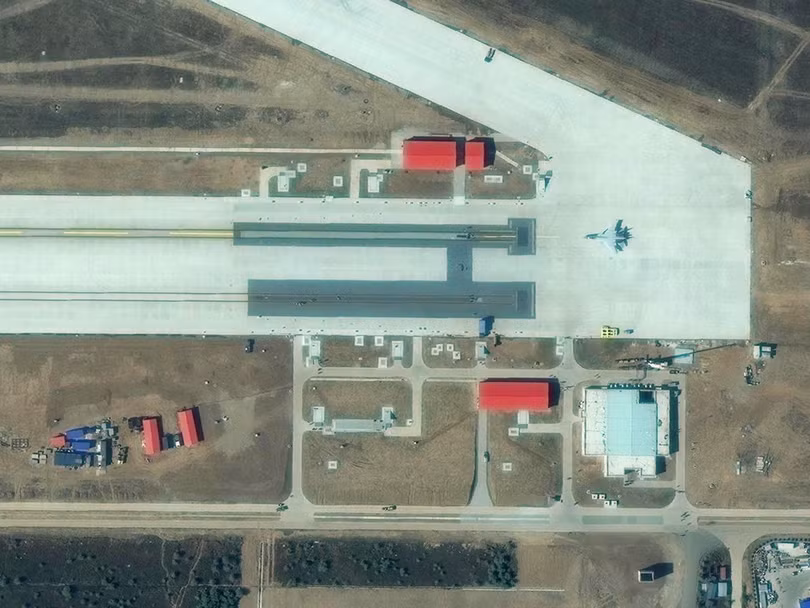 Hai máy phóng máy bay được xây dựng trên mặt đất ở căn cứ huấn luyện hải quân Hưng Thành để thử nghiệm phóng máy bay J-15 (ảnh chụp từ vệ tinh).