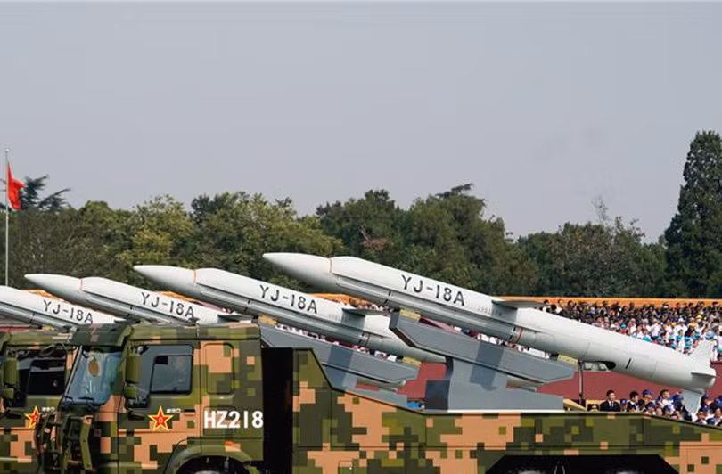 Tên lửa hành trình chống hạm YJ-18 của Trung Quốc trình làng trong cuộc diễu binh hôm 1/10.