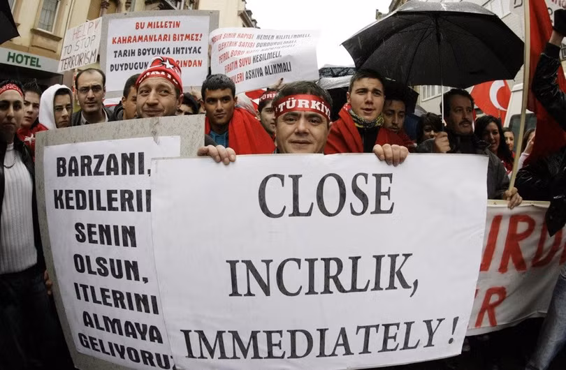 Người dân Thổ Nhĩ Kỳ đòi đóng cửa căn cứ không quân Incirlik đang cho Mỹ sử dụng.