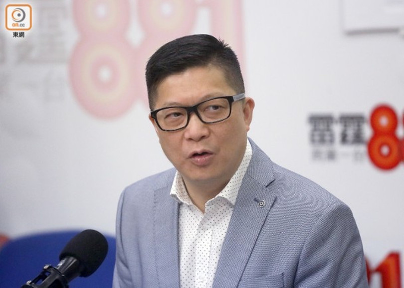 Giám đốc Cảnh sát Hồng Kông Đặng Bỉnh Cường lên truyền hình phê phán người biểu tình đốt phá, chặn đường và đập phá các cửa hàng và cho rằng cảnh sát đã kiềm chế hành động.