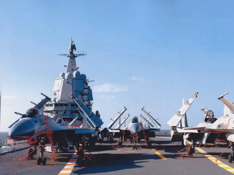 Các máy bay J-15 trên tàu Sơn Đông. Ảnh: Đa Chiều.