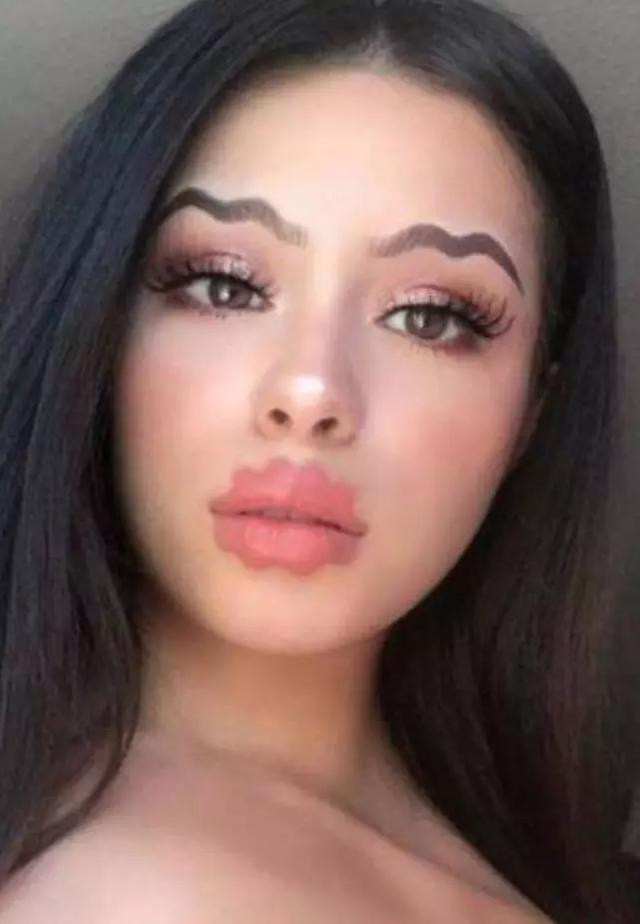 Một cô gái với “Devil's Lips” Một cô gái với “Devil's Lips”