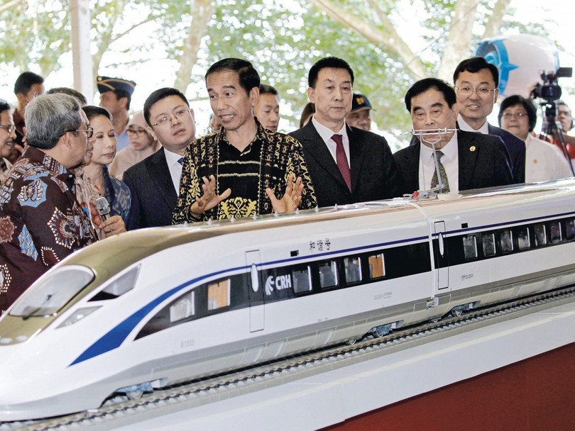 Ông Widodo tham quan mô hình đoàn tàu sẽ hoạt động ở Jakarta khi đến dự lễ khởi công xây dựng đường sắt cao tốc hồi năm 2016