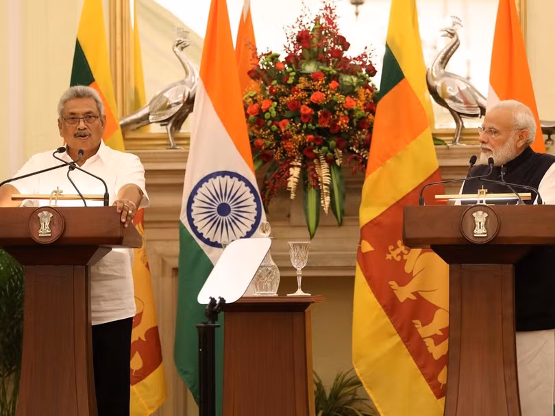 Tổng thống Sri Lanka Gotabhaya Rajapaksa (trái) và Thủ tướng Ấn Độ Narendra Modi (phải) họp báo chung.