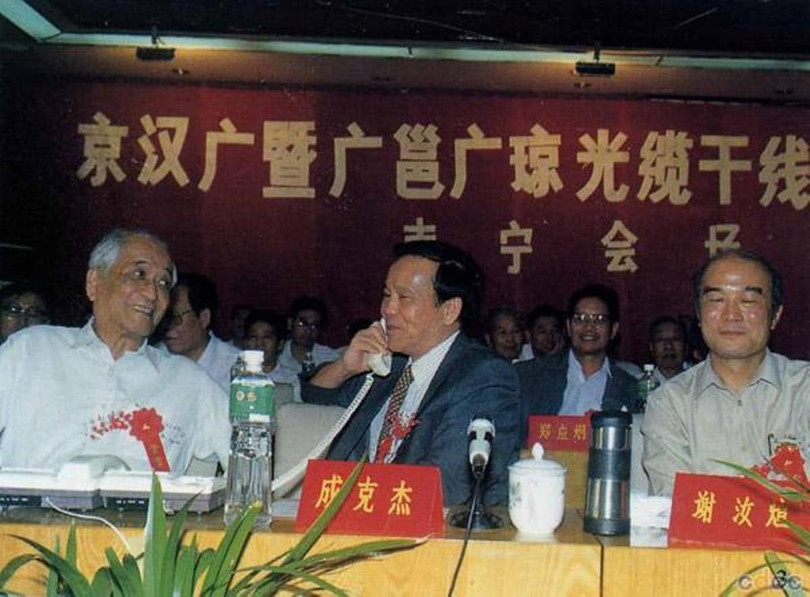 Thành Khắc Kiệt (giữa) khi còn là "Vua Quảng Tây".