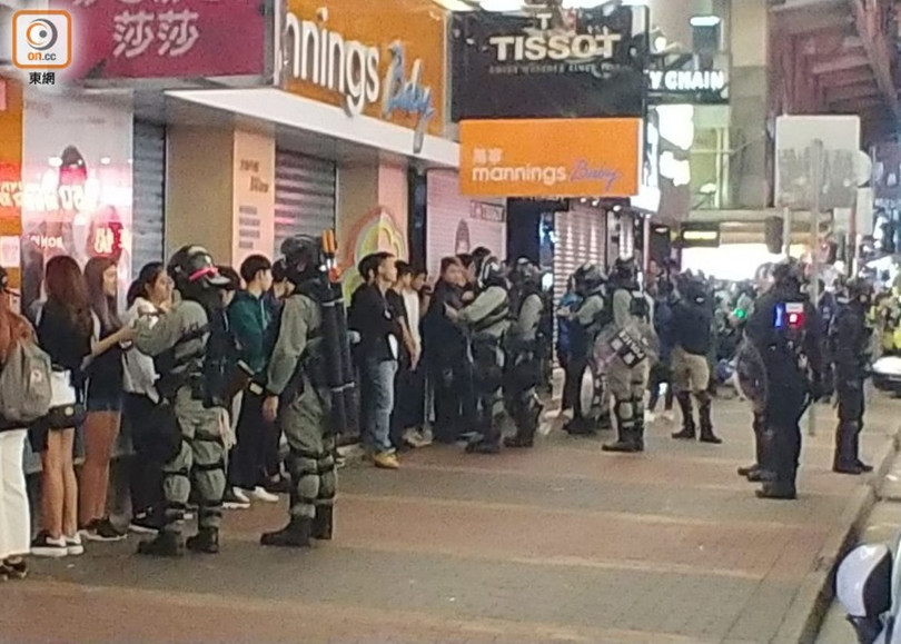 Cảnh sát khám xét những người biểu tình.