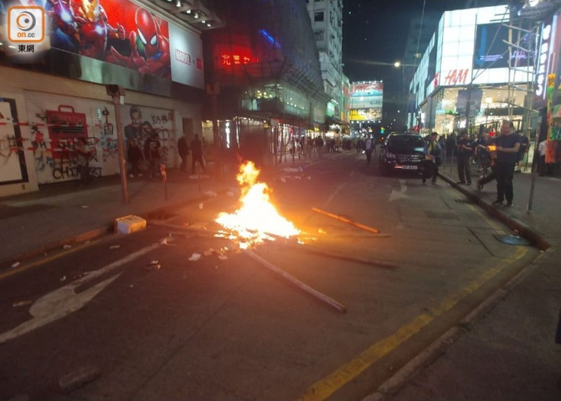 Người biểu tình đốt lửa ở ga Hoàng Phố đêm 1/12.