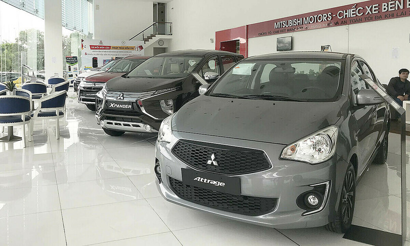 Xe hơi trưng bày ở một đại lý Mitsubishi thuộc quận Bình Tân. 