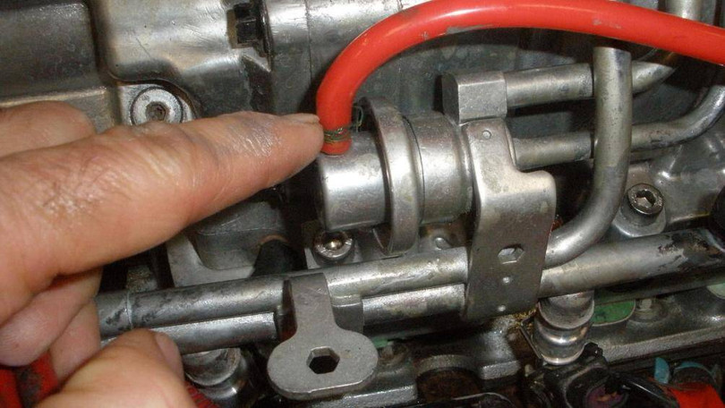 Nếu không được vệ sinh định kỳ, đầu kim phun sẽ bám bụi bẩn làm thu hẹp lỗ phun khiến nhiên liệu được cung cấp không đủ.