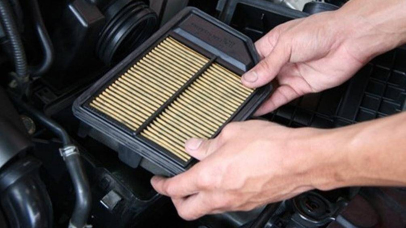 Để đảm bảo xe vận hành ổn định, chủ xe nên vệ sinh “lá chắn” này sau khoảng 5.000 km và thay thế mới từ 20.000 đến 30.000 km di chuyển