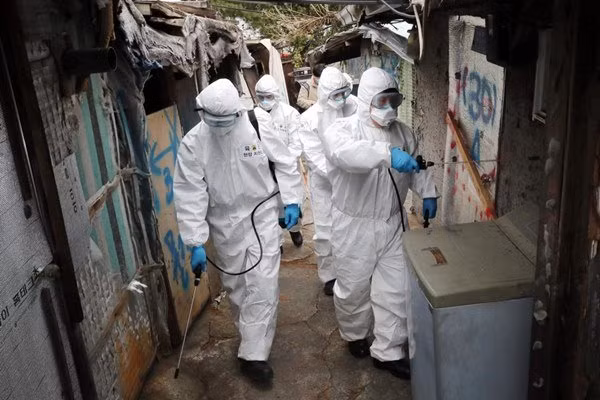 Binh sĩ Hàn Quốc khử trùng một khu vực ở thủ đô Seoul. Ảnh: AP.