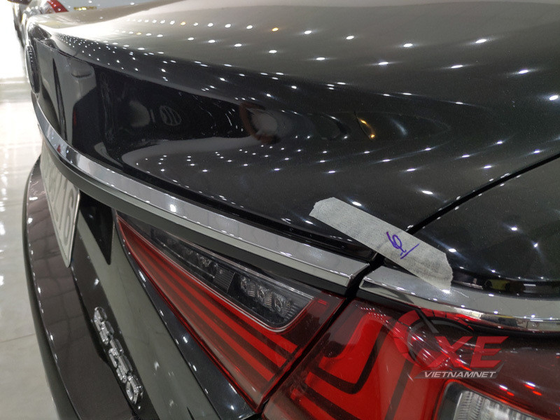 Chiếc Lexus ES250 được dán niêm phong chuẩn bị chuyển cho khách đặt xe qua điện thoại