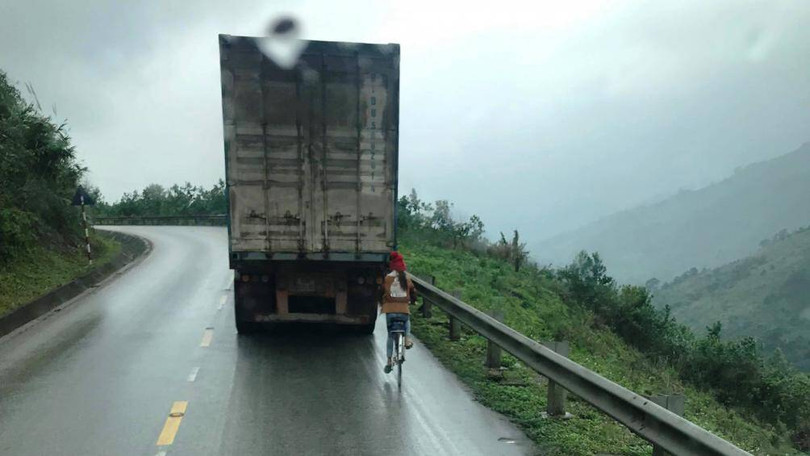 Khi đi gần xe đầu kéo thì phải để cho tài xế xe đầu kéo nhìn thấy xe của mình