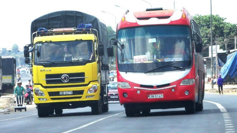 Khi vượt phải vững tay lái, vượt dứt khoát, nếu thấy đuối đà phải về số thấp hơn hoặc đạp thêm chân ga để nhanh chóng nhập vào làn đường theo đúng quy định