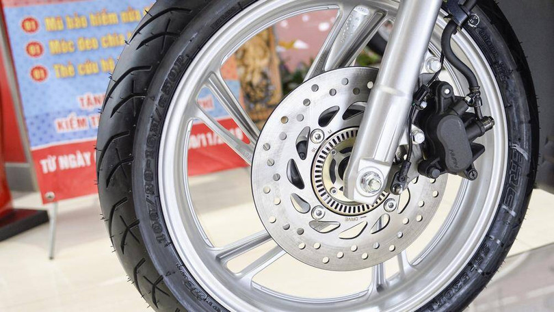 Với công nghệ ABS, xe sẽ không bị mất lực bám ngang, hạn chế hiện tượng khóa chặt bánh xe trước khi phanh đột ngột Với công nghệ ABS, xe sẽ không bị mất lực bám ngang, hạn chế hiện tượng khóa chặt bánh xe trước khi phanh đột ngột