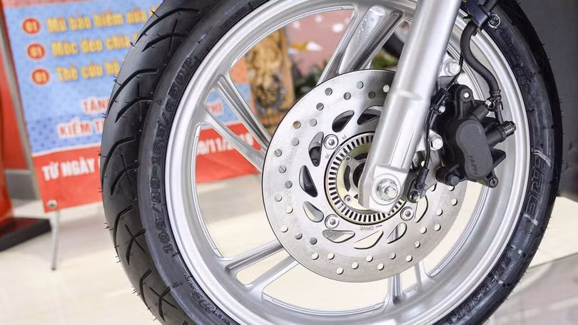Với công nghệ ABS, xe sẽ không bị mất lực bám ngang, hạn chế hiện tượng khóa chặt bánh xe trước khi phanh đột ngột