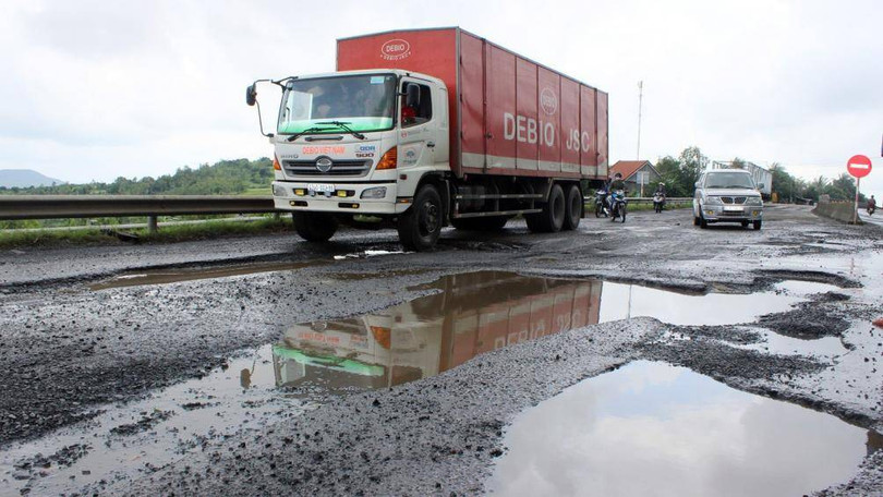 Những ổ gà trên đường có thể là nguyên nhân tiềm ẩn cho việc xe chệch hướng, gầm xe cọ xát, xe bị xóc gây khó chịu hay ảnh hưởng chất lượng xe Những ổ gà trên đường có thể là nguyên nhân tiềm ẩn cho việc xe chệch hướng, gầm xe cọ xát, xe bị xóc gây khó chịu hay ảnh hưởng chất lượng xe