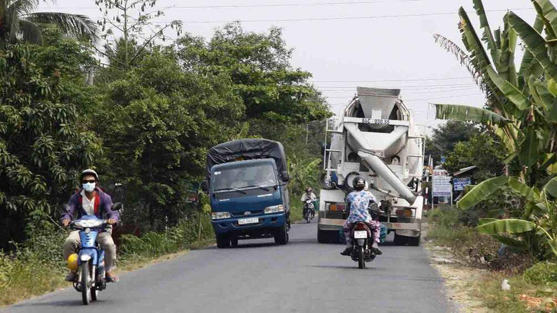 Những cung đường ở nông thôn, khi gặp xe ngược chiều luôn là bài toán khó đối với lái mới Những cung đường ở nông thôn, khi gặp xe ngược chiều luôn là bài toán khó đối với lái mới
