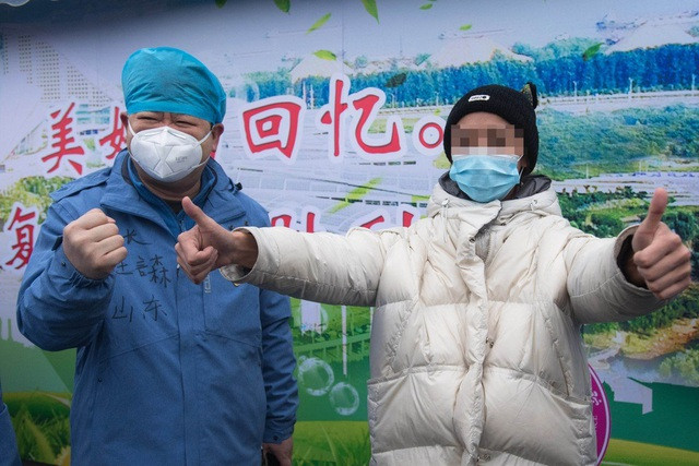 Một bệnh nhân được xuất viện ở Trung Quốc (Ảnh: Tân Hoa Xã)