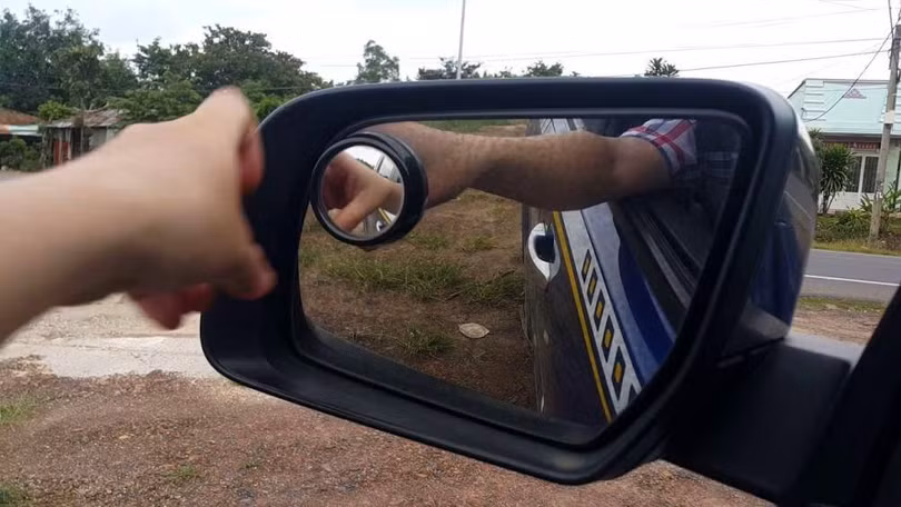 Gương chiếu hậu phải đủ số lượng, đúng chủng loại, được định vị chắc chắn