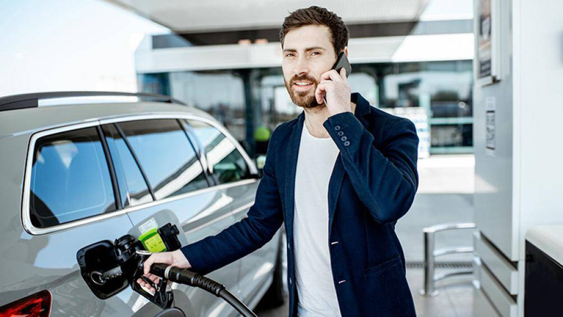 Nghe điện thoại khi đổ xăng, dầu sẽ dẫn đến những hậu quả tai hại Nghe điện thoại khi đổ xăng, dầu sẽ dẫn đến những hậu quả tai hại