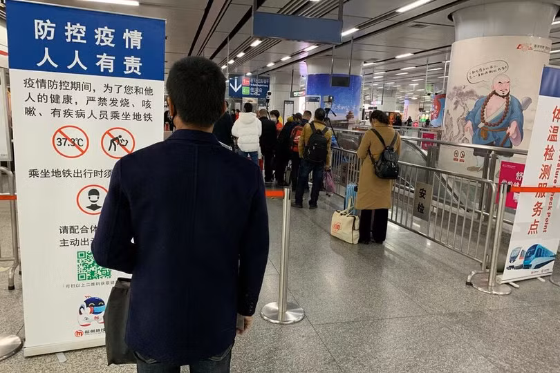 Hướng dẫn về Mã y tế trước lối vào tàu điện ngầm ở Hàng Châu