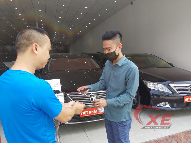 Các đại lý ô tô đề cao việc áp dụng quy tắc vệ sinh, tặng khẩu trang và xịt nước rửa tay cho khách hàng