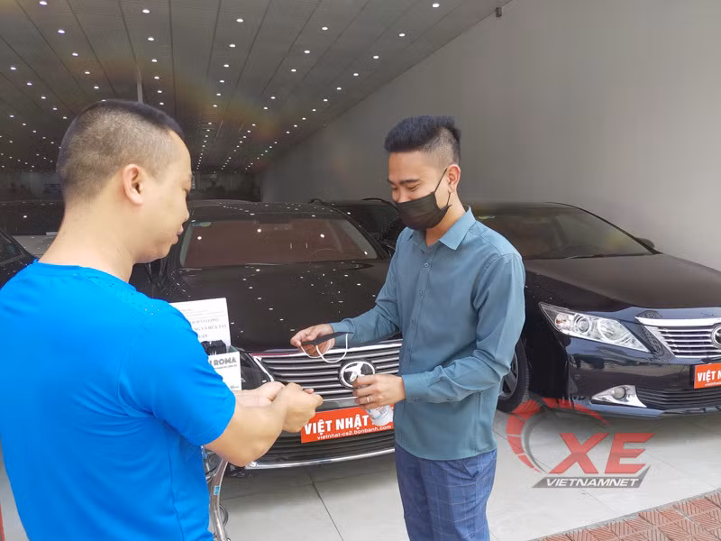 Các đại lý ô tô đề cao việc áp dụng quy tắc vệ sinh, tặng khẩu trang và xịt nước rửa tay cho khách hàng