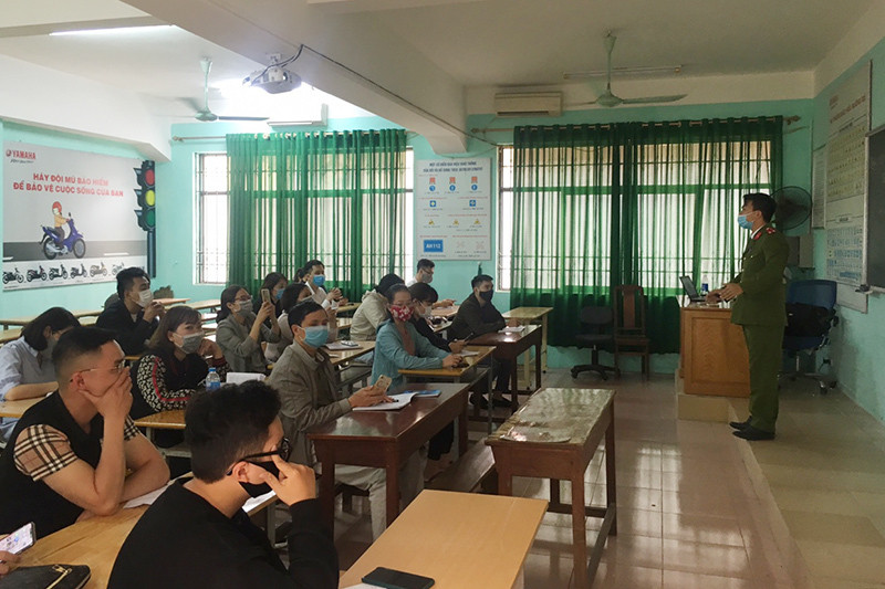 Tại Trung tâm đào tạo và sát hạch lái xe trường Đại học PCCC, các lớp học lý thuyết chỉ tối đa 20 người. Cả giảng viên và học viên đều nghiêm túc đeo khẩu trang. Ảnh: Hoàng Hiệp