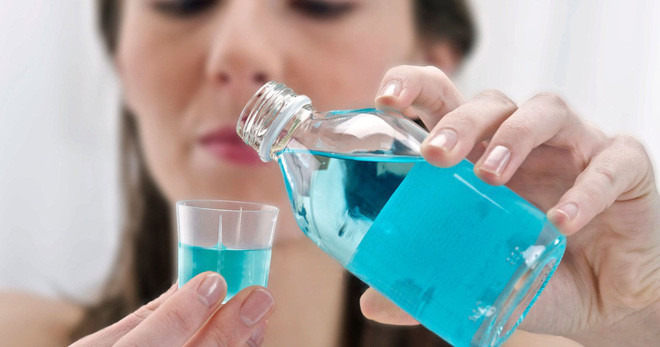 Súc họng bằng Chlorhedixin chỉ được sử dụng khi có chỉ định của bác sĩ, không được tự mua về dùng vì có thể gây hại.